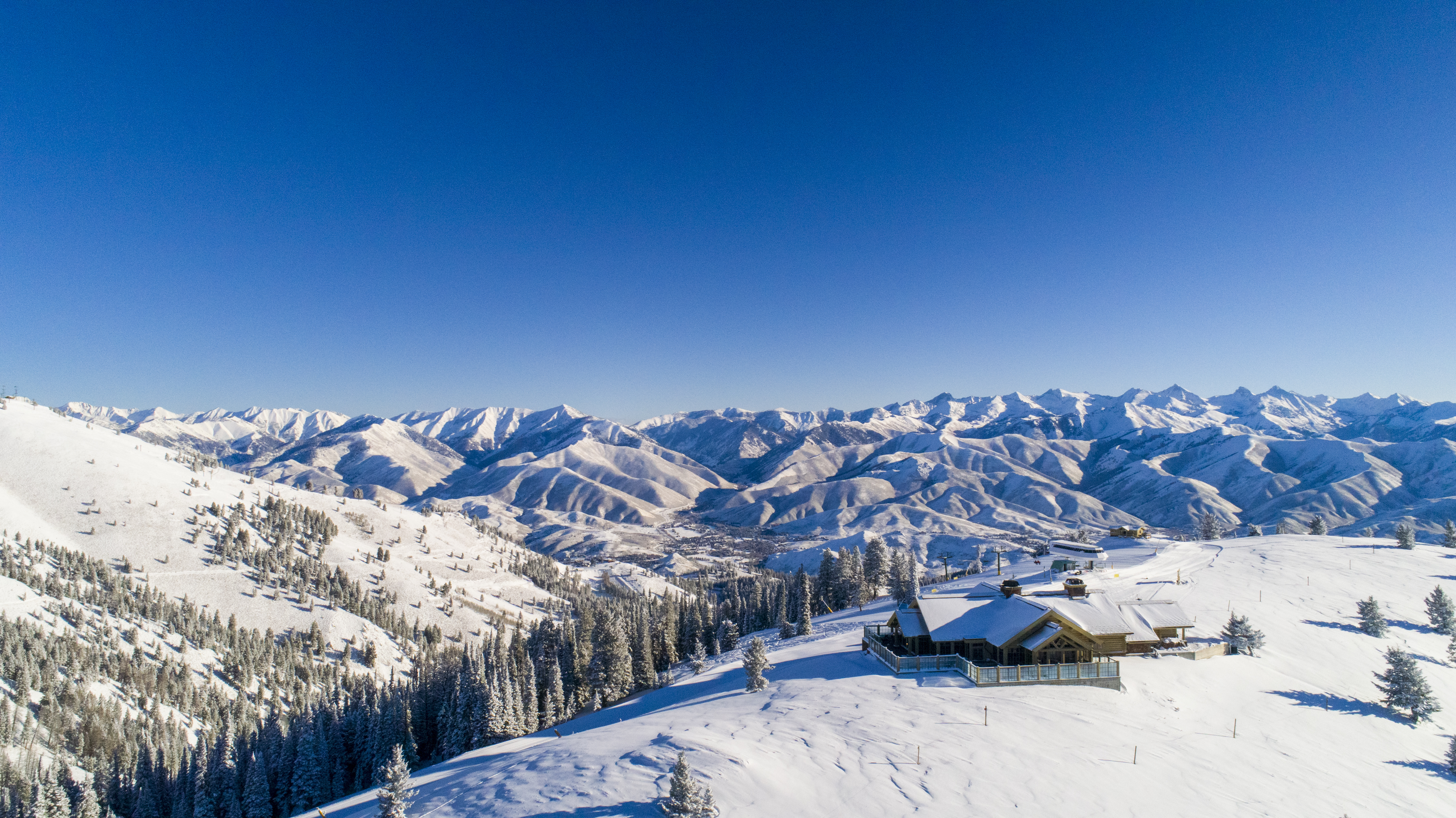 svr_seattleridgelodge_dining_skiingriding_aerial_winter_2018_idarado_2